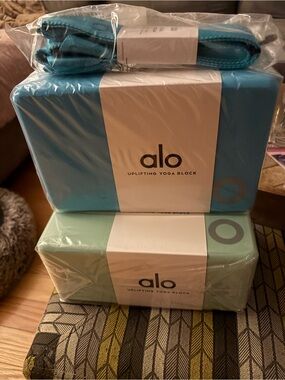 ALO new bundle 2 uplifting yoga blocks and strap